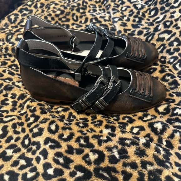 Freebird by Steven Black and Brown Flats - Picture 5 of 7